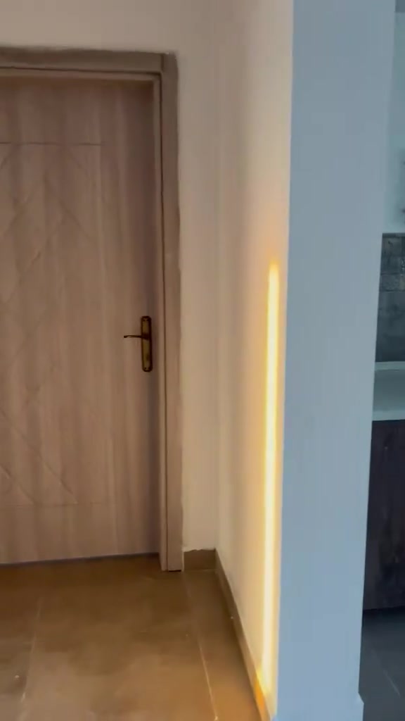 شقة للايجار – مجمع المحبة السكني

📍 الموقع: السيديه مجمع المحبه 

🏬 الطابق: 7

📐 المساحة 103 م²

🛏️ غرف النوم: 2 غرف

🌇 إطلالتين داخلية على المجمع والثانيه ع الخارج بنظر جميل

غرفتين نوم وصاله ديكورات ومطبخ وصحيات وبالكونات عدد 2 

كهرباء 24 ساعه مفتوحه وايضا نظام سكيورتي 

بارك سيارات

🏠 الشقه فارغة غير مسكونه  ومجهزه بسبالت ومطبخ كامل والشقه جديده 

💰 السعر: 900 الف

📞 للاستفسار: *********** صاحب الشقه حصرا
