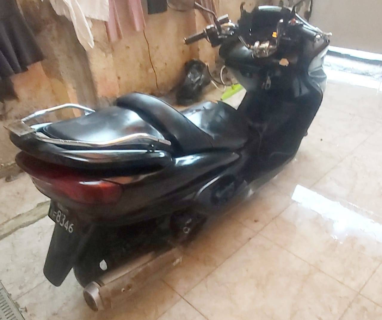 سلام عليكم ماجستا دبل رون بومه
موصفات الدراجه. 
1كمرك متفوع اوراق كامله 
2محرك 250Cc
3كلجات جديده شلعه معدل 
4تدفة يدات +تدفة كشن 
5لايتات زنون 
6كفراته نضافه 80٪
7دبلات شغاله 
8تايرات نضافة 70٪
9كفرات شكل بومه 
10بركات دسك +عنبار بل مكان 
11سايد بريك 
12دشبول ابو الشاشا 
ملاحضه الدراجه ابيعه كوم حديد ابيع كوم حديد 
السعر 400قفل قفل قفل 
للتواصل ***********
العنوان بغداد الاعظميه
