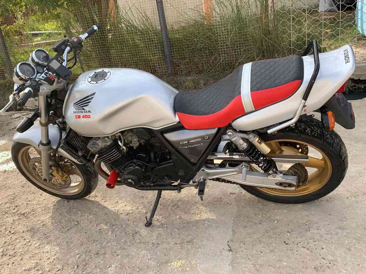 سلام عليكم. 
cb400

جيل اول. ١٦ ولف. 

اوراق كمرك مدفوع. 

مكينه خرسه. تشغيل نكره. 

نضافه نفس الي بصوره. وانضف بعد 

نعومه وشلعه كلش حلوه. 

المكان ناصريه. قضاء الرفاعي. 

***********.
