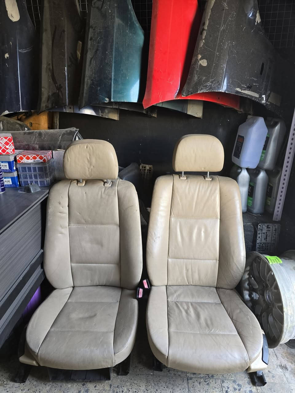 سلام عليكم 
غرفه bmw e46 صاج 
الموجود بل صوره شامل كلشي بل صوره من اغراض غرفه كهربائيات والملحقات 
سعرها ٦٢٥ بيه مجال 
موصل صناعه الكرامه 
***********
***********
اتصال واتس اب ماسنجر متواجد
