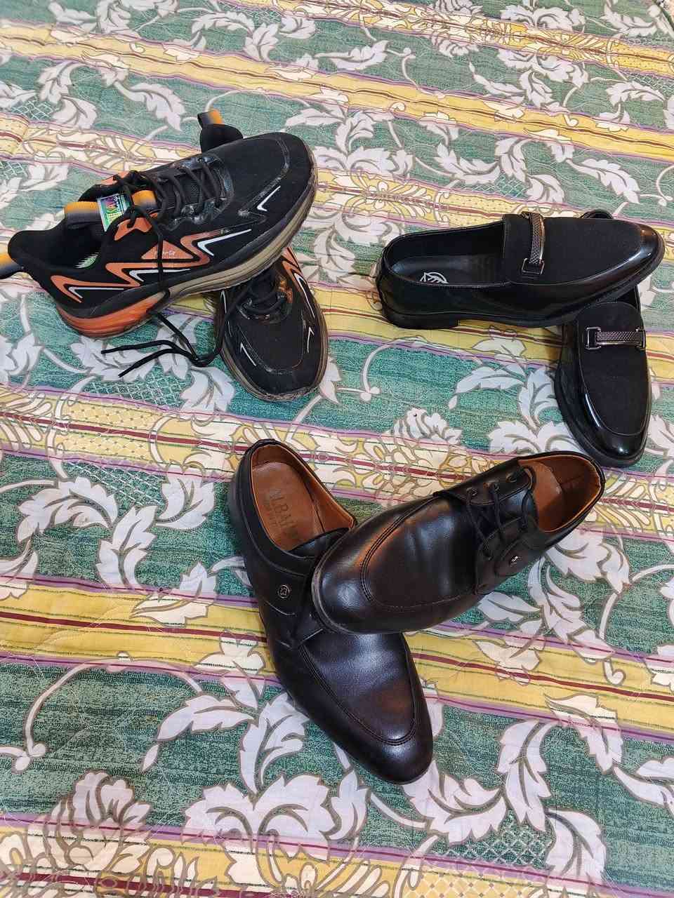 احذيه الاسود جلد قيطان قياس 43
روغان شامو قياس 40 
رياضي قيطان قياس 43 
القطعه على 15 الف ويه التوصيل داخل بغداد 
***********
