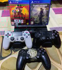 اقراص بلي فور عدد 2 جوستكات اصليه مال باله عدد 3 وحده عاطله و 2 اي مشك...