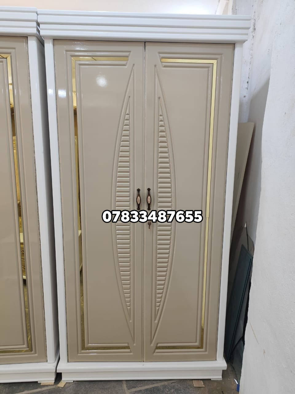 سلام عليكم 
السعر  مليون و٣٥٠ 
الصبغ حسب الطلب الزبون 
 الكنتور (6) باب
انديف الوجه  ٩ملم ..الداخل  معاكس ٣ملم
 ظهر الكنتور  معاكس ٣ملم
الدنگ (القواطع) خشب چام 
 النقوش CNC حفر 
 تقطيع الكنتور الداخلي الطراف قواطع عدد٢ وصط تعلاكه 
 وقابل لتغير حسب الطلب 
الزاوية بابتين
-اليدات حديد درجة اولى والاقفال أصلية
تتكون الغرفة من:

 1-الكنتور 
2-الچرباية  
٣- كومديات عدد 2
٤-ميز المرايه
٥- الزاوية
٦-جزامه
٧- شازلون مخزن 
٨-الطابورية هدية 🎁 
العنوان
 الديوانية  الحمزة الشرقي 
سوق هرج شارع النجاجير ***********
توصيل موجود إلى كافت  المحافظات العراق
