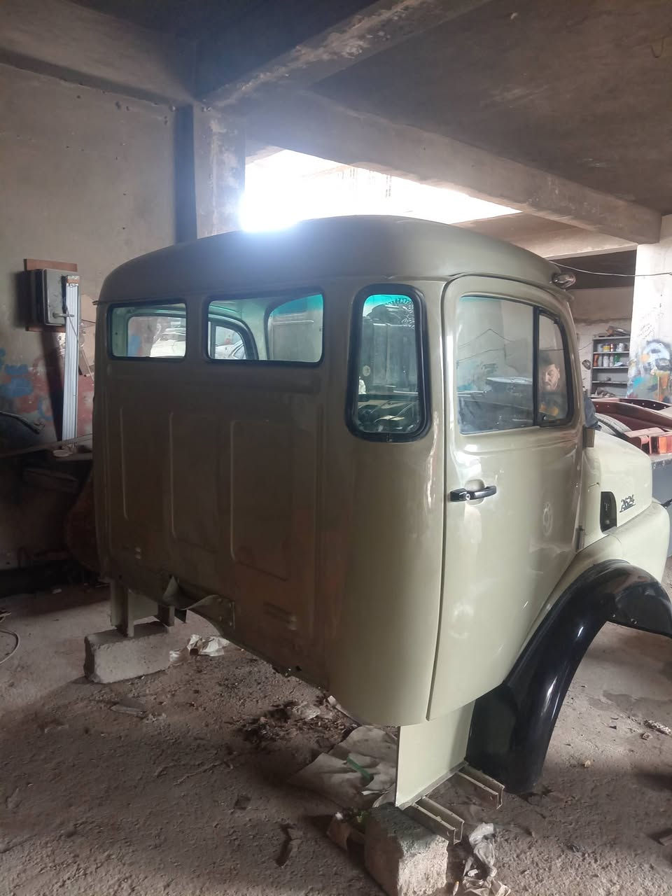 للبيع قماره اقجم بلاديه بيه بس لقد مبدل نضيفه صبق عام مكان الفلوجة *********** سعر ٨٥٠٠ مليون ونص وبيه مجال
