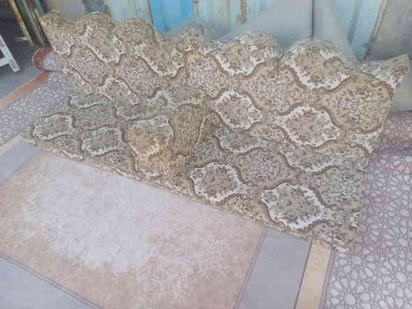 جلسه ملكيه كويتيه استعمال قليل ارتفاع دوشك ١٠ سم 
مع زوليته كامله ٧ ب ٤)))) ٧ دوشك ١٢ ضهر ٧ تكيات ٢ زوايه جلسه مرتبه وفراشه نضيف سعر 375 الف 
يوجد خدمة توصيل العنوان الخضر شارع جياشي محلات ال حجي رشيد 😍😍 ***********
