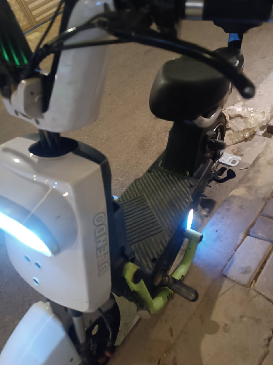 السلام عليكم.. دراجة شحن (سكوتر كهربائي) مميزة للبيع 🏍️⚡
الدراجة نظيفة جداً وجاهزة للاستخدام (شلع وبيرغ)، ومصروف عليها قطع جديدة وممتازة.

​المواصفات والقطع المحدثة:

​🔋 البطاريات: جديدة تماماً (حجم كبير) بأعلى كفاءة.

​🧠 العقل: جديد ومبدل حديثاً لأداء مستقر وقوي.

​🚀 السرعة القصوى: تصل إلى 80 كم/ساعة.

​🛣️ المسافة: تمشيك 40 كيلو بالشحنة الواحدة (توب للمشاوير والعمل).

​🕹️ مثبت سرعة (كروز كنترول): ميزة مريحة جداً للخطوط المفتوحة والمشاوير الطويلة.

​💡 الإضاءة: لايتات أمامية عدسات LED دبل (إنارة قوية جداً وشكل مميز).

​🛠️ الحالة: الدراجة كاملة وما تحتاج أي مصاريف، جاهزة ومكفولة من النواقص.
العنوان بغداد ابو غريب 
للاستفسار على الخاص


**إذا كنت صاحب هذا الإعلان وتريد حذفه لأي سبب، رجاءا أرسل رسالة إلى الدعم الفني**