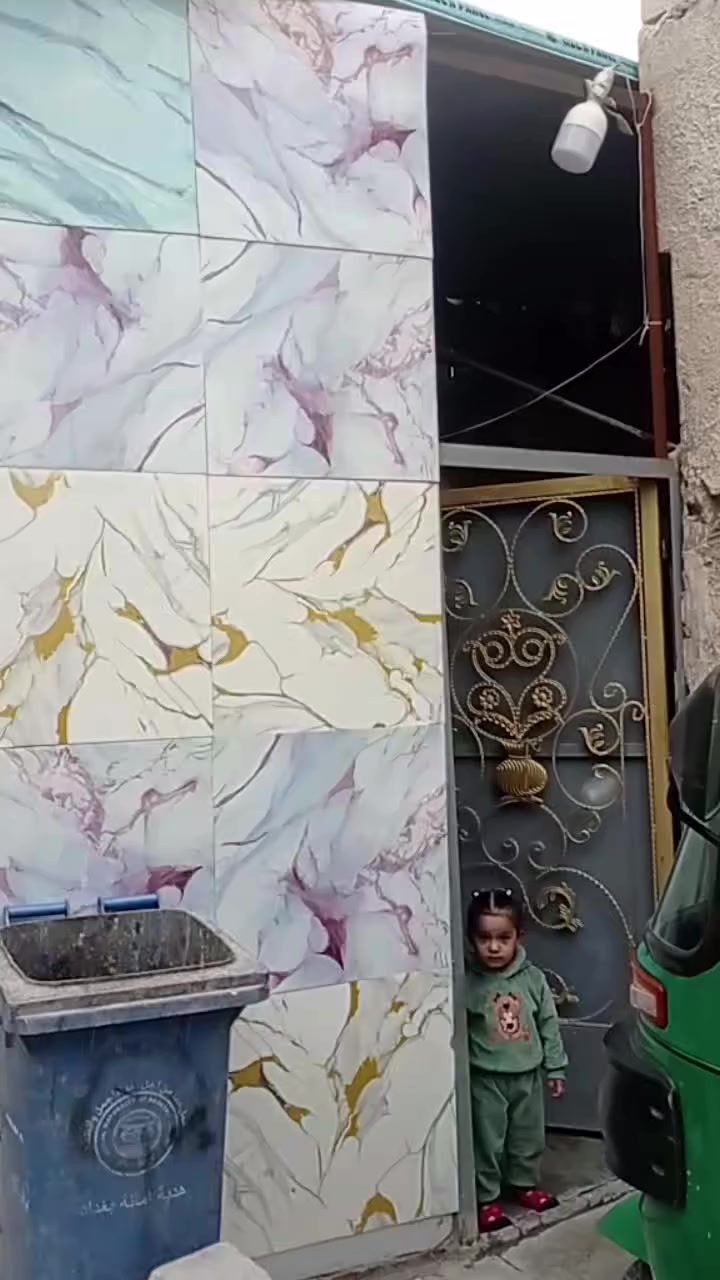 بيت للبيع تجاوز بقطاع 22مدينه الصدر المساحه 72الى 75متر بي ستقبال معزوله اوغرفه بل لاخير اومطبخ اوصحيات اوفوك بي غرف النوم 2ساندويش اوسطح اوصاله العلم صاله او الاستقبال سراميك لاوزاره شراي يخابر عليه ***********
