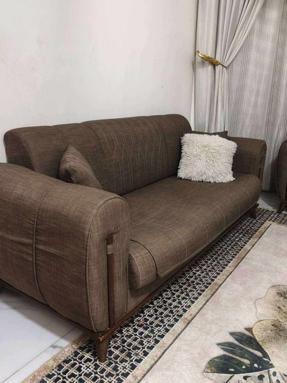 السلام عليكم
تخم تركي للبيع باللون البني طراز حديث وبسيط السعر 500 ألف


**إذا كنت صاحب هذا الإعلان وتريد حذفه لأي سبب، رجاءا أرسل رسالة إلى الدعم الفني**