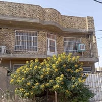 بيت مساحه ١٠٠ متر مربع طابقين يتحوي طابق الأول علا صاله وكلدور ومطبخ و...