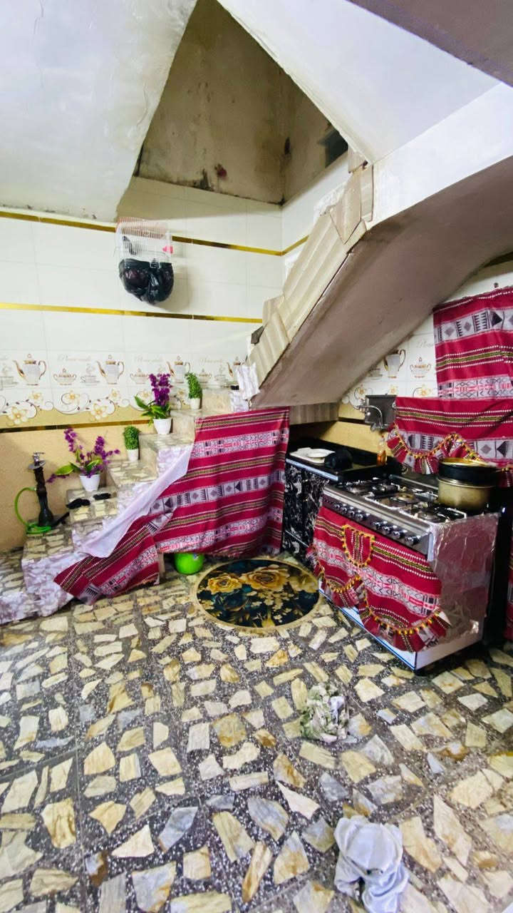 السلام عليكم عندي بيت منطقة المعالف على شارع تجاري للبيع المساحه 100قاط ونصف بي مدخلين لبيت يعني غرفة نوم بالارظي وغرفة نوم بالطابق الثاني بيت طابو مسلح الاتصال ***********
