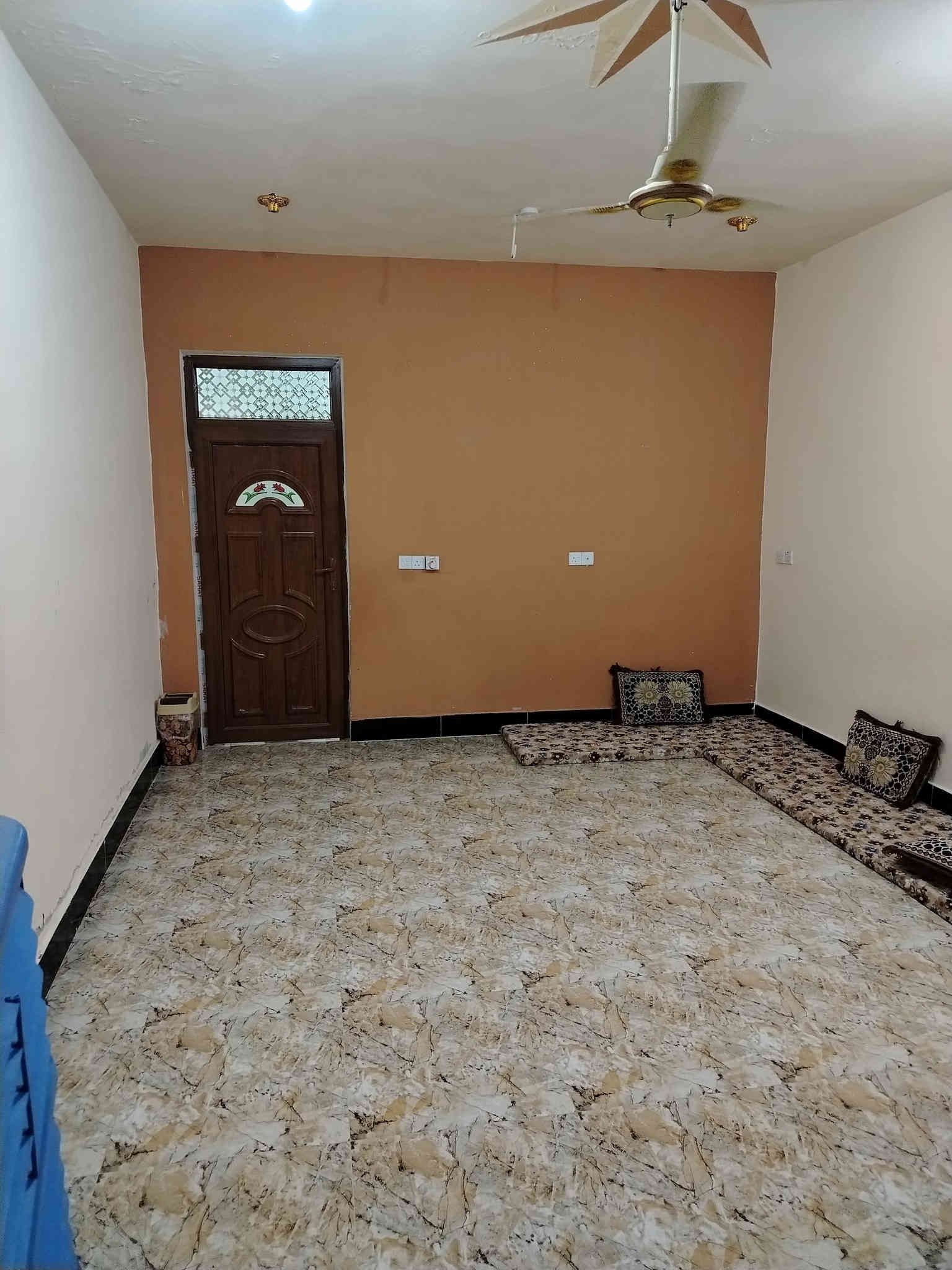 دار للبيع مساحة 150 متر زراعي قرار 25 خدمات كاملة تبليط مجاري كهرباء وماء موقع بهرز منطقة جرف الملح قرب مدرسة النورق طابق واحد يتكون من غرفتين وصالة وستقبال ومطبخ وصحيات وكراج وحديقة سعر 88 بي مجال استفسار ***********
