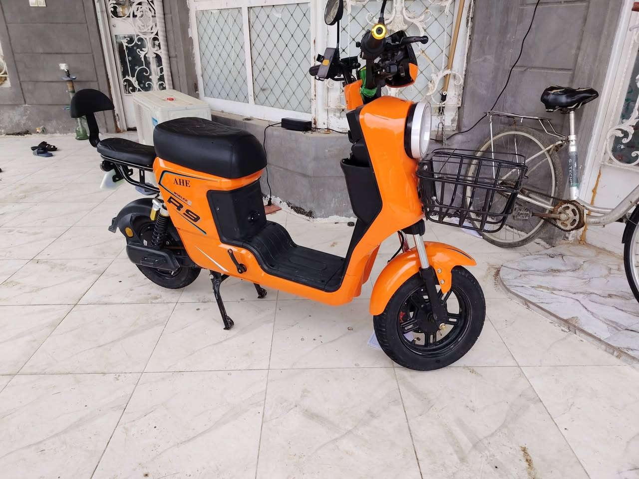 🔴 للبيع دراجة شحن R9 ونلي موديل 2026
الدراجة استعمال شهر فقط، بحالة ممتازة مثل الجديدة وما بيها أي عطل.
✔️ بطارية أصلية قوية وشحنها طبيعي.
✔️ المشي ثابت وسلس.
✔️ المكينة نظيفة وما مصروفة.
✔️ الهيكل خالي من الكسر أو اللحام.
✔️ الإطارات بحالة جيدة.
✔️ الفرامل تمام.
✔️ الإنارة والإشارات شغالة.
✔️ ما محتاجة أي تصليح.
✔️ مكفولة وجاهزة للاستخدام اليومي.
مناسبة للشغل والتوصيل والحمل الثقيل.
✔️بصمه تشغيل عن بعد +كارت  +تقفل ستيرن وبيه جهاز  انذار 📞 الاتصال: ……***********  المكان: ……بأبل الشوملي 💰 السعر: ……625
