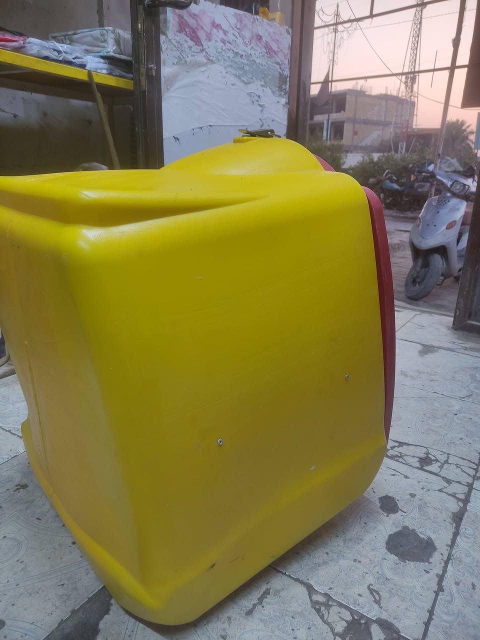 بوكس دلفري للبيع مستعمل نضيف سعره 50 وبي مجال 
رقم ***********
