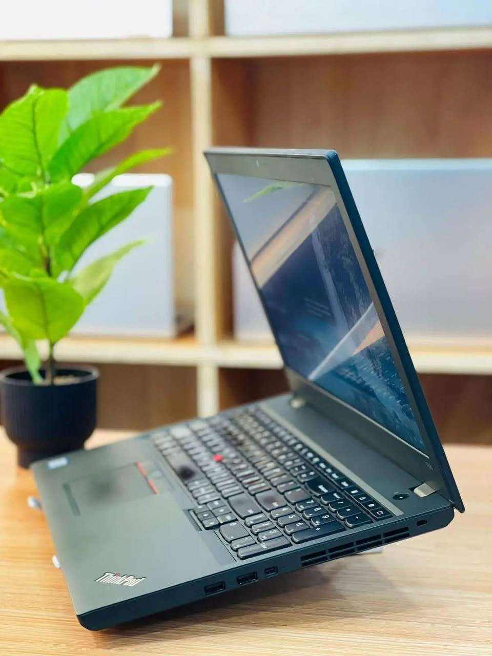 لابتوب Lenovo ThinkPad E560
جهاز عملي معروف بقوة تحمّله واعتماديته 💼
مناسب للدراسة والعمل اليومي بسعر اقتصادي 🔥
🔹 المعالج: Core i5 الجيل السادس فئة U
أداء جيد لبرامج الأوفيس، التصفح، والمهام اليومية
🔹 الرام: 8GB
سلاسة بفتح البرامج والعمل المتعدد
🔹 الهارد: 256GB SSD
سرعة إقلاع وتشغيل ممتازة
🔹 الشاشة: 15.6 إنش
حجم مريح للعمل والمشاهدة
🔹 كرت الشاشة الداخلي 4GB

🎯 الاستخدامات:
✔️ طلاب جامعات ومدارس
✔️ برامج الأوفيس والمحاسبة
✔️ تصفح وإنترنت وأعمال أونلاين
✔️ مشاهدة أفلام ويوتيوب

🎁 الهدايا:
✔️ حقيبة
✔️ الشاحن الأصلي

🛡️ الضمانات:
✔️ فحص كامل قبل الإرسال
✔️ فحص كامل قبل الدفع والاستلام
✔️ ضمان 7 أيام استبدال عند وجود خلل مصنعي
✔️ جاهز للاستخدام المباشر
📍 الموقع: بغداد الأمين الثانية
💰 السعر: 245,000 دينار عراقي فقط
📲 للتواصل واتساب ***********
