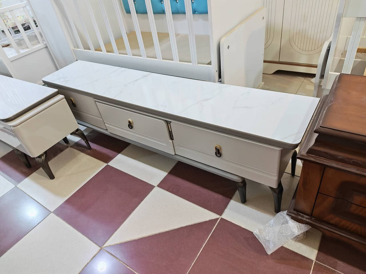 تتوفر في معرض القزاز للاثاث الجاهز والمفروشات والكهربائيات في الشطره قرب مطعم الكرار
أنواع مختلفة من ميز TV وبقياسات مختلفه
للاتصال *********** واتساب
