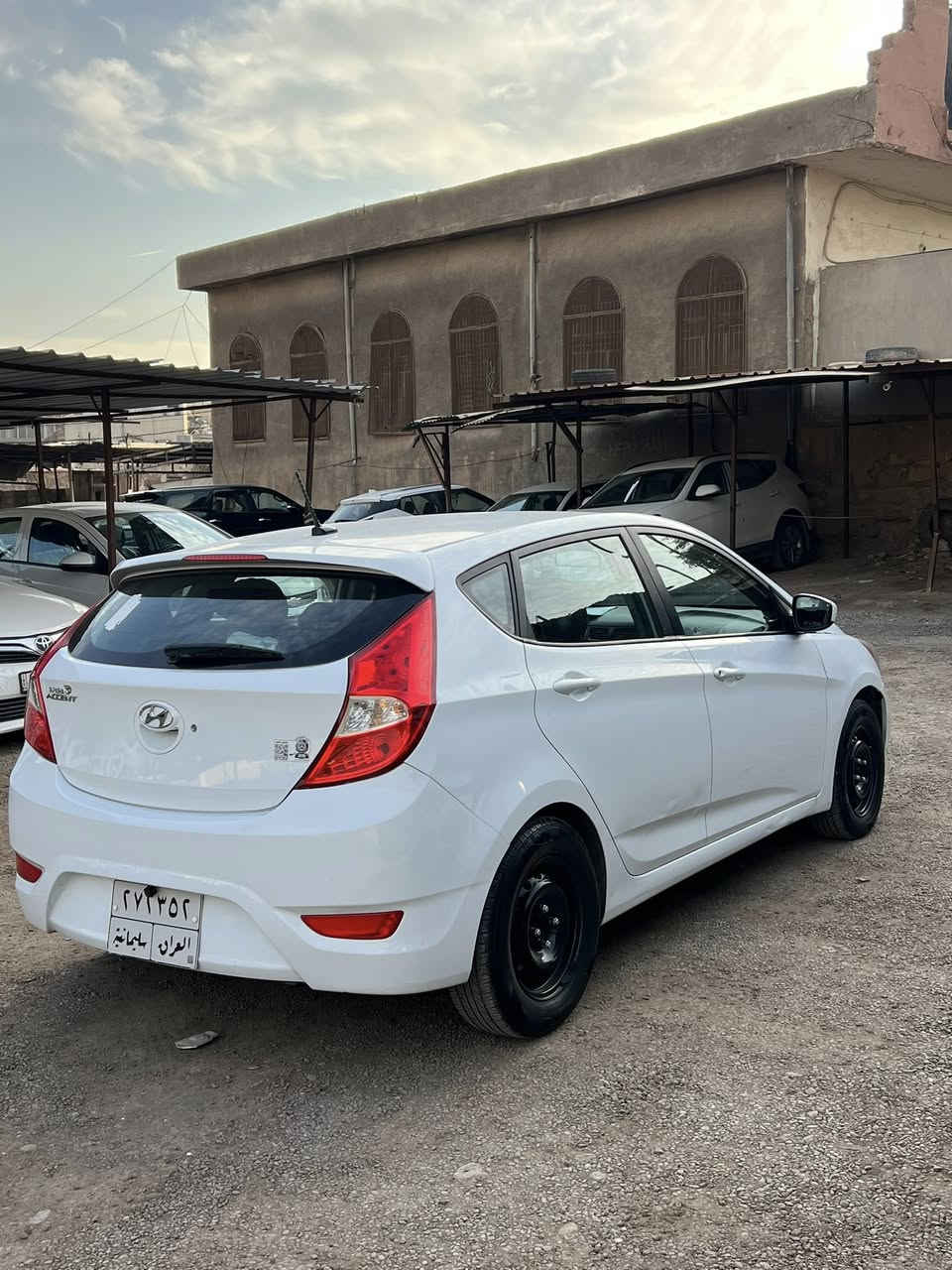 سلام عليكم اكسنت 2017 للبيع وارد امريكي بيها قطعه وحده فقط جاملغ طرف السكن بدون دواخل ماشيه 68 سياره جديده كامله مكمله وشرط التحويل مكانها كركوك سعرها 88 رقم ***********
