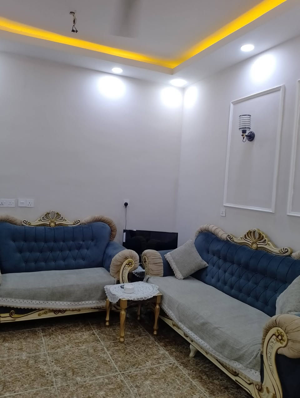 للبيع في سامراء حي المثنى خلف الخضراء بظهر حولي الخضراء الأربع شوارع مجاور مدرسة القرض الصيني دار سكن مساحته 200م شارع 12م يحتوي على 4 غرف نوم واستقبال وصاله ومطبخ وحمامات وگراج وحديقه عالي عن الشارع معروض بسعر 130 للاستفسار الاتصال على الرقم *********** ابو بركات الدراجي عقارات الحاج فاضل زهدي
