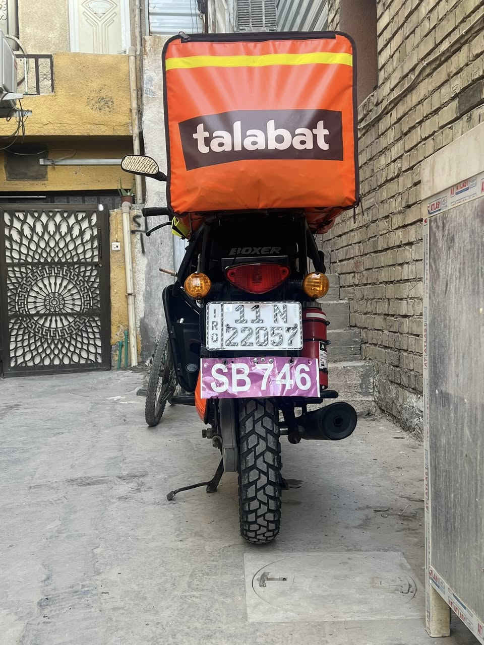 السلام عليكم
من رخصت ادمن الكروب دراجه بوكسر موديل ٢٠٢٣
مرقم بغداد 
ما اشتغلت بيها دلفري اهواي والله العظيم 
دراجه مفتوحه المكينه وفتحتها يم بشير الي بل الكراده 
هيه بل الاصل مال بشير تاريخ العقد هم موجود شوكت اشتريتها
رايدها ٢٤٠٠ وبيها مجال بسيط مكاني بغداد الكريعات ***********
