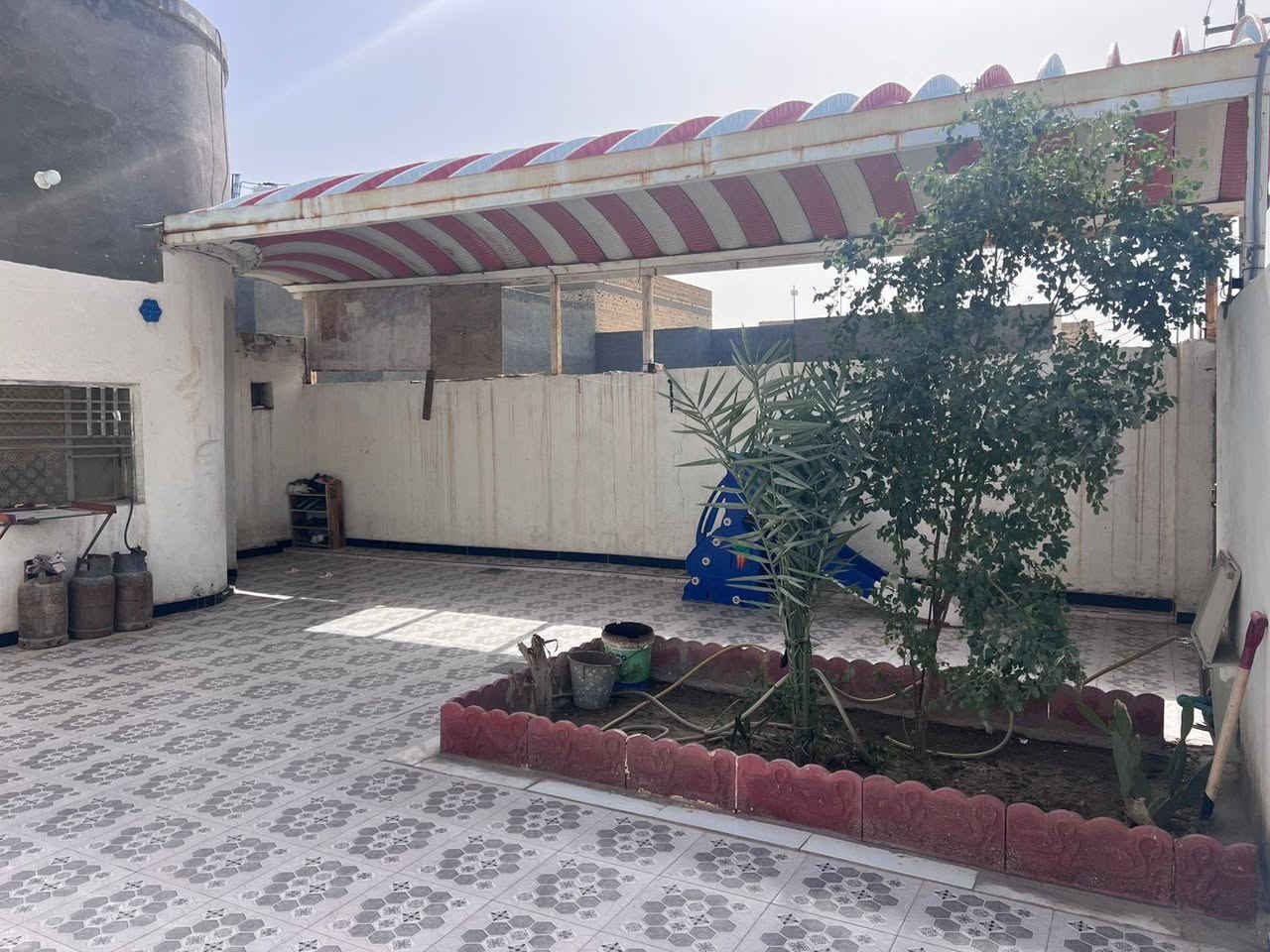 السلام عليكم
بيت للبيع المساحة ٢٥٠ م عكاده
يتكون البيت من غرفتين + هول +براني+ مطبخ حار خارجي +بارد و مجمع صحي
 داخلي غرفه فوك السطح مخزن + كراج وحديقه البيت حلو كما موضح بالصور
علمآ البيت محجوز لدى مصرف الرافدين
السعر خاص او الاتصال عل الرقم ***********
المكان حي الرياض قرب مولدة باسم ابو أمير
وبخدمتكم
