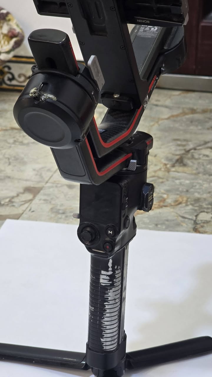 كاميرا Sony A7 IV الشتر 25k
عدسة Sony FE 85mm f/1.8
جيمبل DJI RS 3 Pro 
شاشة Godox GM6S و البطارية كيبل
كلهن شغالات ونضيفات استعمل تصوير اعلانات وتركنا هل مجال لغرض الدراسة
بسعر 4 ملايين ونص
 يوجد توصيل

***********
