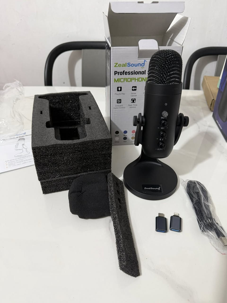 المنتج عبارة عن ميكروفون مكثف ZealSound (طراز K66) مصمم للاستوديو والبث المباشر. 
نوع الاتصال: يعمل بتقنية USB للتوصيل والتشغيل المباشر دون الحاجة لبرامج تعريف. 
الميزات الصوتية: نمط التقاط أحادي الاتجاه (Cardioid) لتقليل ضوضاء الخلفية، مع رقاقة DSP لإلغاء الضوضاء. 
التحكم: يحتوي على أزرار مدمجة للتحكم في مستوى الصوت (Volume)، كسب الميكروفون (Gain)، ومؤشر LED لحالة العمل. 
محتويات الصندوق: يأتي مع حامل سطح المكتب، كابل USB بطول حوالي 1.8 متر (70.87 بوصة)، وفلتر صوتي 

اعلى سعر أبيع


**إذا كنت صاحب هذا الإعلان وتريد حذفه لأي سبب، رجاءا أرسل رسالة إلى الدعم الفني**