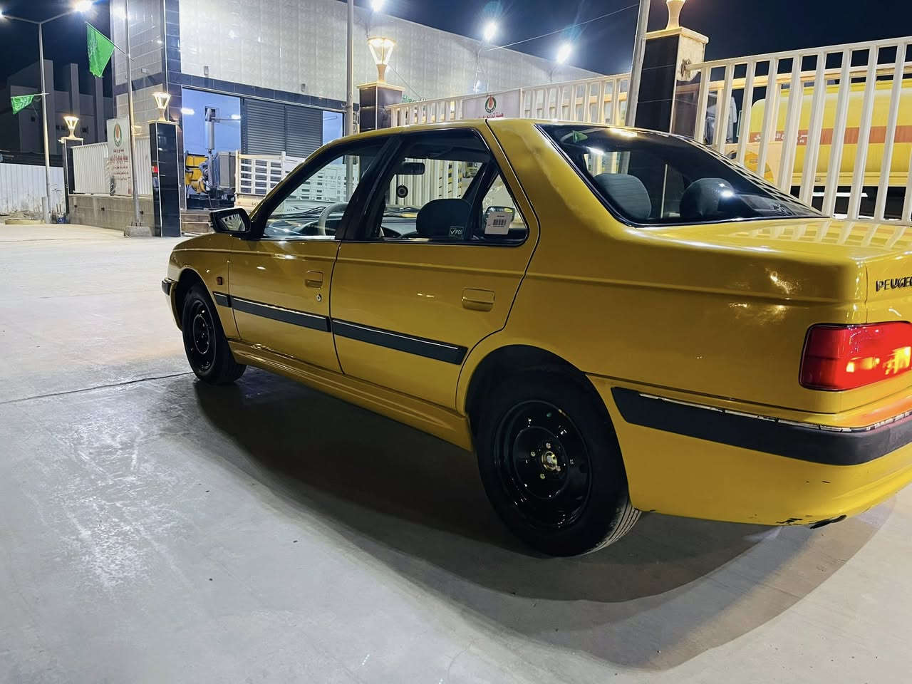 السلام عليكم بيجو بارص موديل 2015 سيارة جديدة وجاهزة من كلشي كير محرك خير من الله تخم تاير جديد صدر خلفي امامي جديد سنتر لوك أربع بيبان تبريد ثلج تدفئة شغالة مصفرة هيئة وغرامة دوشمة جديدة السعر 45 وبيهة مجال مكاني بغداد الرقم ***********
