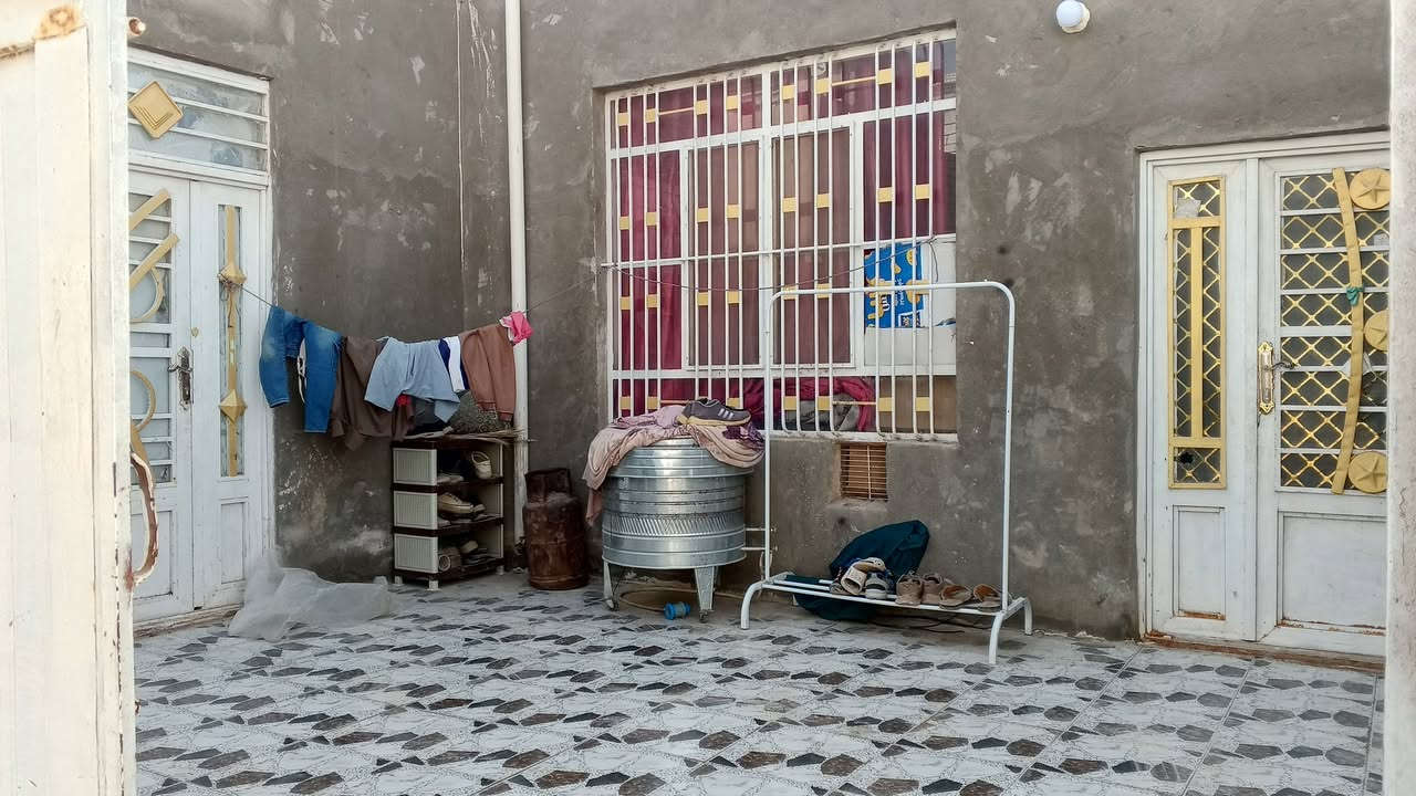 سلام عليكم بيت 100 متر للبيع كربلا  ناحيه الحر منطقه السواده حي السجاد بيت عكاده بي استقبال وصاله ومطبخ و غرفه وصحيات داخليه و خارجيه السعر 50 وبي مجال ***********  اسيا ***********
