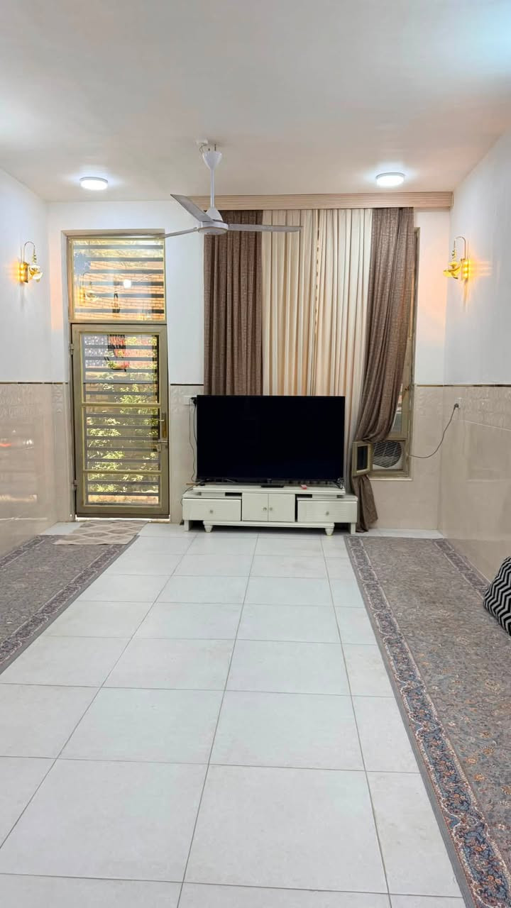 السلام عليكم
بيت في المدحتيه قرب حسينية منعم الگيم شارع المرحوم عبيد نغيمش 

مساحة الكليه ٢٣٠
مساحه البناء ١٨٠
مجمع صحي داخلي + خارجي 
صاله ٧*٤
غرفه٥*٤ 
غرفه٤.٥*٤
استقبال ٦*٤
مطبخ ٤*٤
شارع رئيسي ٨ متر. فرعي ٦متر 
للتواصل الاتصال علئ الرقم *********** 
ملاحظه البناء درجه اولئ طابووق وصب كونكريت
