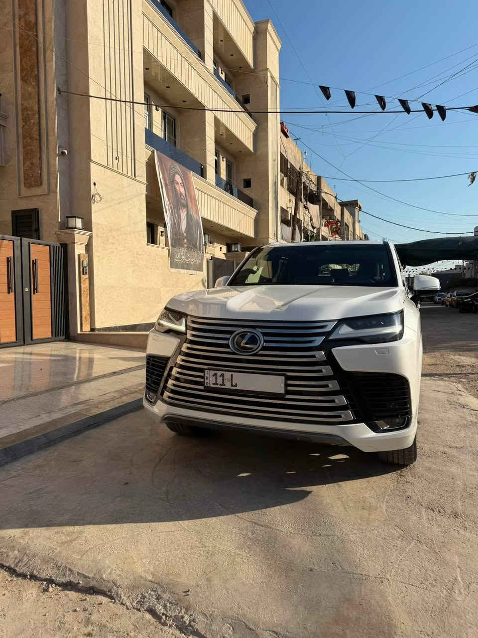 السلام عليكم للبيع 
لكزس lx600 
بلاتينيوم وكاله ساز 
ام الضمان مكفوله
موديل ٢٠٢٤ 
الون ابيض
رقم بغداد 
ابواب شفط 
عاكس سرع
داخل احمر
فتحه 
صندوق كهرباء 
٧ راكب
العنوان بغداد
الرقم للاستفسار
***********
