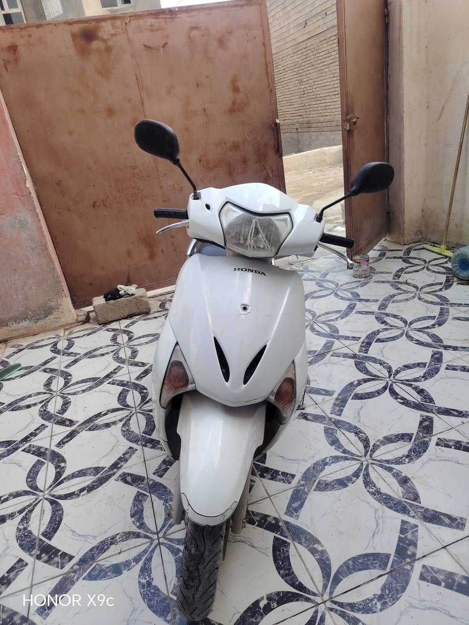 سلام عليكم ليدي حديث للبيع السعر 850وبيه مجال دراجه نضيفه گشر جديد دراجه مفتوحه +كلچات جديده رقم الهاتف ***********
