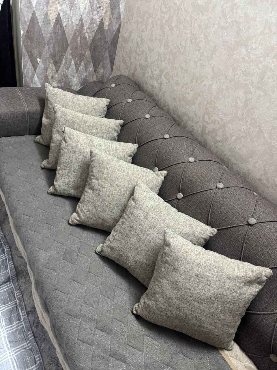 السلام عليكم تخم للبيع لون جوزي ترابي اخو الجديد بدون كسر بدون غسف صناعته تركي انظف من الي بلصوره عدد المقاعد10 مع 6 كوشات وبيهن وجه متناسق ويه التخم السعر750وبي مجال للطيبين رقم الهاتف ***********اثير / ***********كورك :الاسم:مروان
