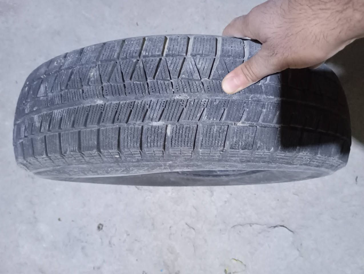 تك تاير حجم 15/55/175 مال بالة نضيف بدون كسر ولا بنچر سعر 15+ تك تاير هم بالة بدون كسر ولا بنچر حجم 14/65/165.   سعر 15 ,, مكان نجف حي النصر للتواصل ***********
