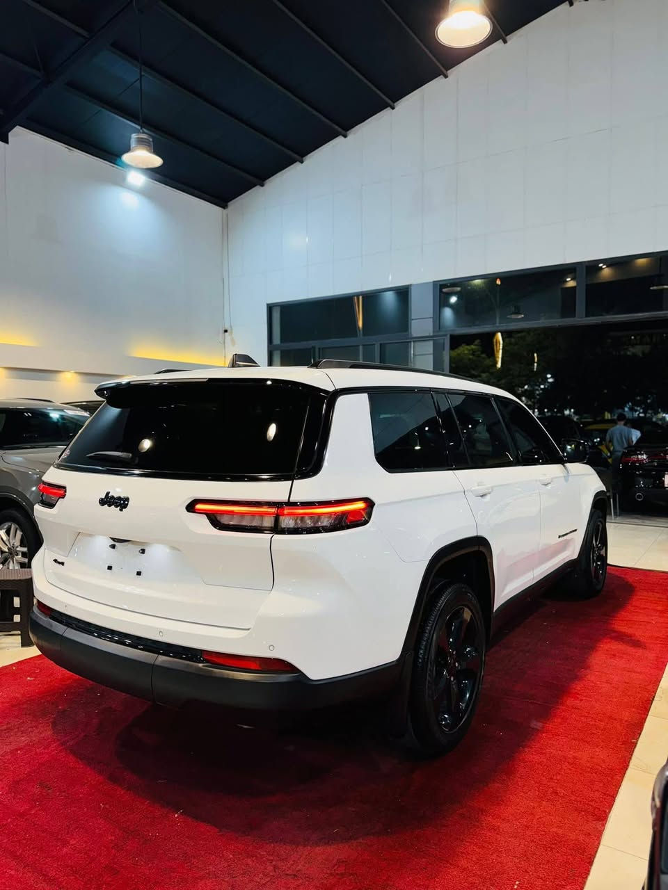 2023 JEEP GRAND CHEROKEE,
مواصفات لاريدو بلاك توب 
موديل 2023
حجم المحرك V6(3.6L)

عداد المسافة19الف مايل 

عدد المقاعد 7 راكب

للون ابيض
الضرر كما موضح بالصورة 

المواصفات :  لاريدو  بلاك توب 
بصمة تشغيل
تشغيل عن بعد 
بصمة ابواب
رادار امامي (تحديد مسار)
رادار جانبي (نقاط عمياء)
رادار خلفي (تحذير من الاصطدام)
شفتات+تحكمات استيرن 
كشنات  جلد شامو 
صندوق كهربائي 
تبريد مركزي 
تحكم وضعيات القيادة Drive modes 
شاشة دشبول ديجيتال
كير ماوس
شاشة كبيرة لمس+ كاميرا
أوتو ستارت Auto Start
اوتو ستوب Auto Stop
أوتو هولد Auto Hold
منافذ USB+AUX
مانع انزلاق+ABS
وبقية المواصفات المعروفة
العنوان كركوك شارع المعارض

معرض هشام الحمداني لتجارة السيارات
السعر 295$
للاستفسار ☎️☎️

***********

‭0773 051 3296‬

***********
