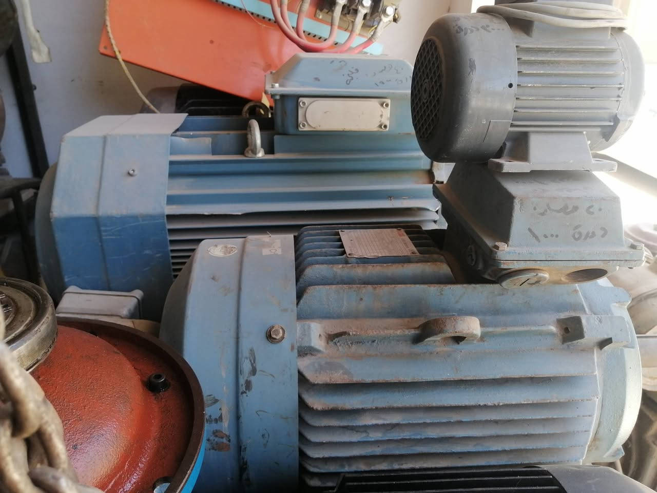 محل يحتوي مجموعه من المواطير الكهربائية ثري فيز للبيع لعدم التفرغ في محافظة النجف شارع المدينه للاستفسار الاتصال على رقم *********** ا على الرقم الاخر*********** ابو عبدالله.. المواطير المعروضه في هذا الاعلان... َواذا أحببت ان تستفسر أكثر اتصل على احد الأرقام المثبته اعلاه..
