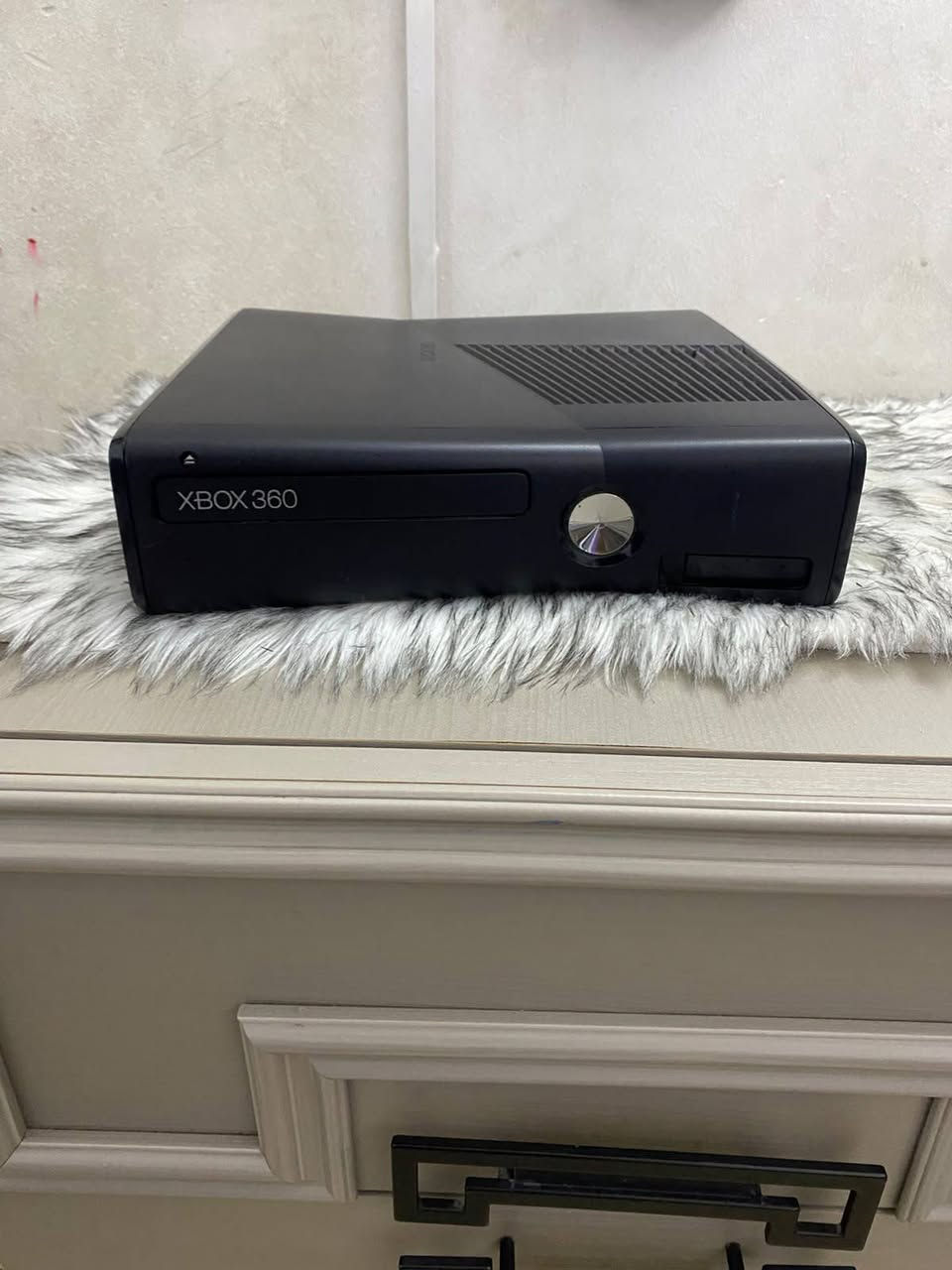 سلام عليكم اخواني XBOX 360اوف لاين بي العاب جداً قويه مثل رزنت ايفل 4٫5٫6وفورزه هورايزن1/2كول اوف ديوتي بلاك اوبس 1/2ولعبه GTA5مهكره وبي العاب ممتازه سعر الجهاز 115الف قفل قفل موقعي بغداد البلديات شارع المصرف رقم واتساب فقط ***********
