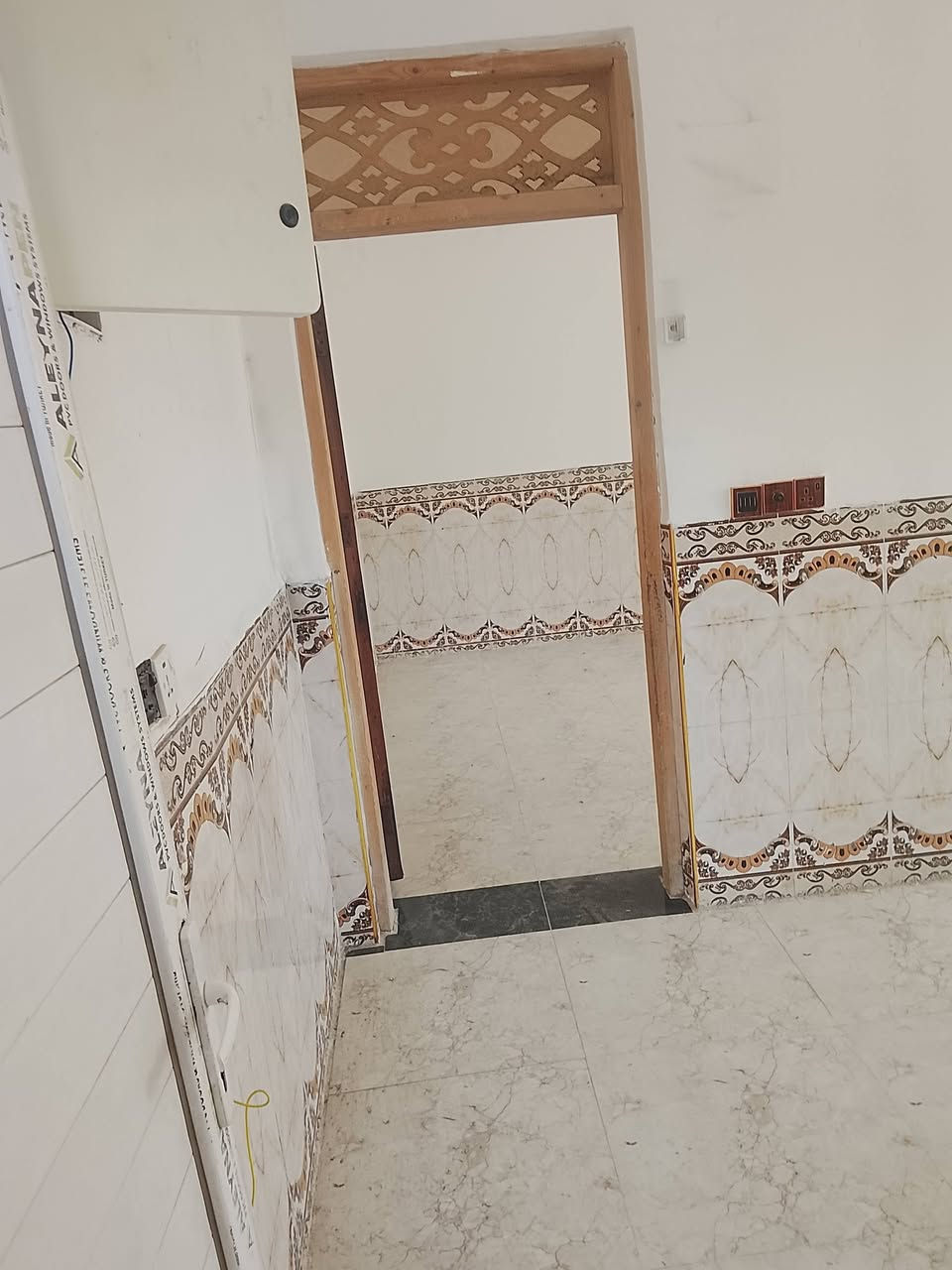 شقه للايجار مع انترنيت وكهرباء وماء الموقع الزهراء شارع المدارس ***********
