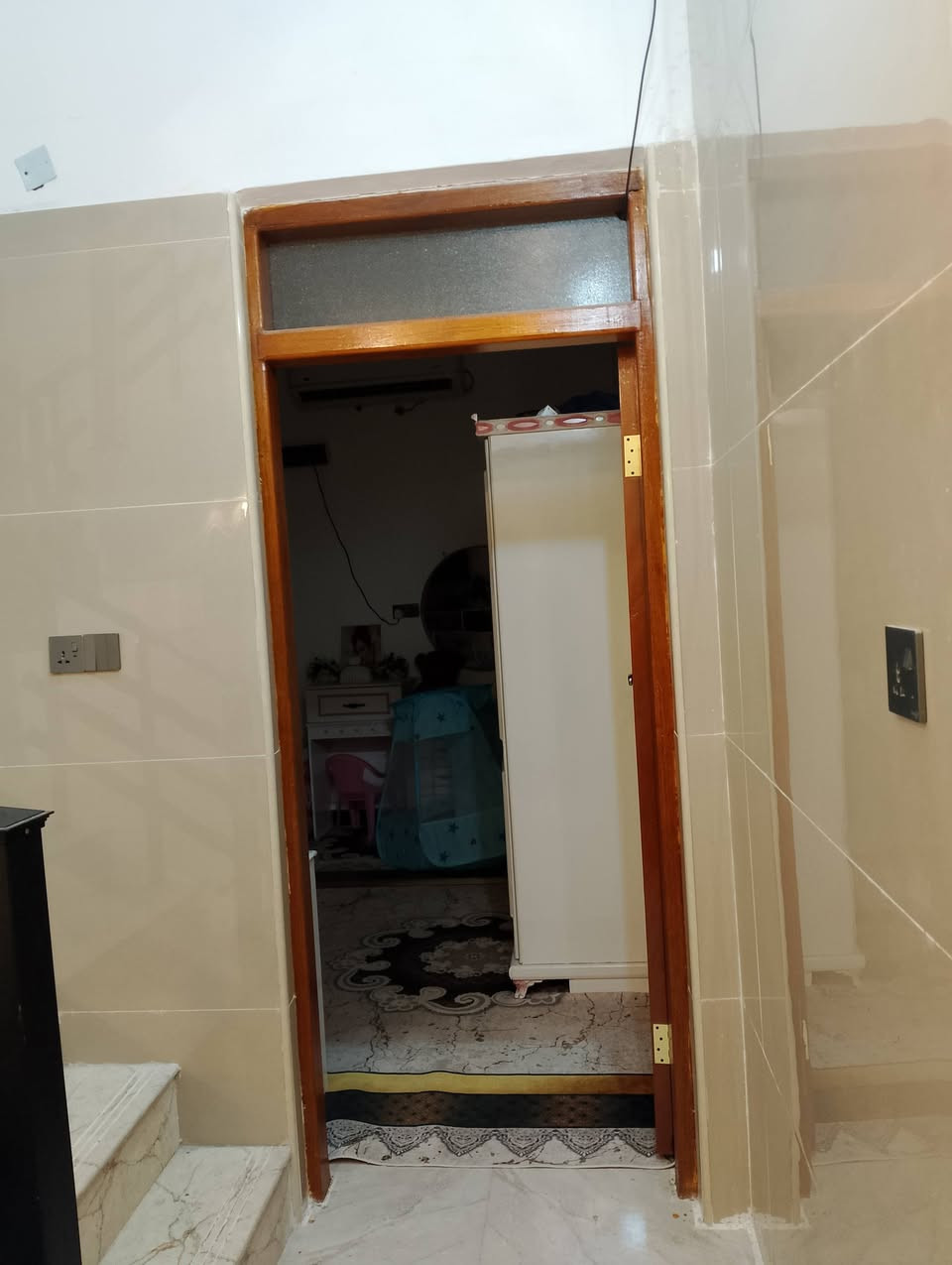 السلام عليكم بيت للبيع في حي اريدو ساحه شريف حديث بناء 2025 درجة اولى  ركن مساحته 115م يتكون من غرفتين وصاله ومطبخ وديوانيه وطارمه وصحيات 2 وشقه معزوله تتكون من غرفتين ومطبخ وصاله وصحيات 
***********
