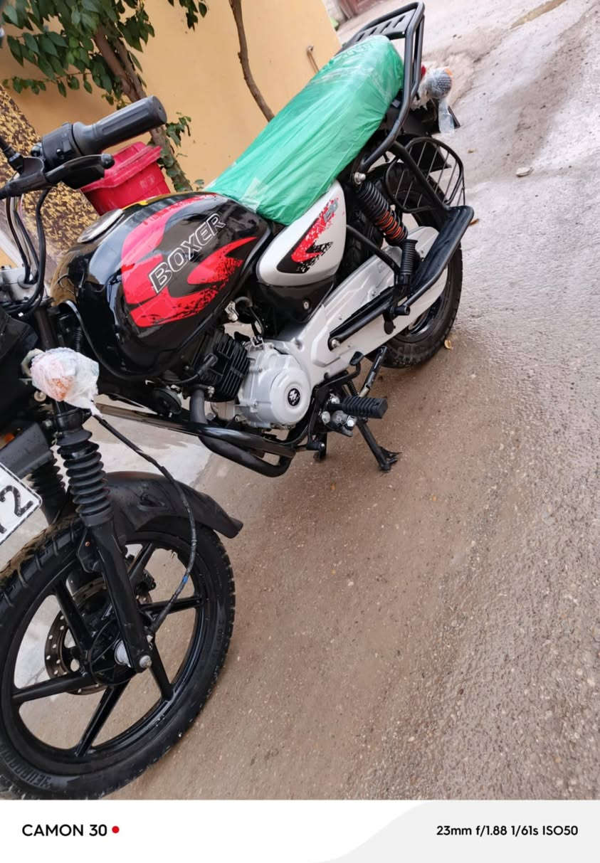 سلام عليكم دراجه بوكسر موديل ٢٣ مرقم سنويه ولوحه نازله بل ٢٠٢٤  بغداد تحويل بنفس اليوم دراجه مكفوله من الشخط مابيه اي نقص جديده بمعنئ الكلمه الشراي يتصل *********** مكاني ديالئ بعقوبه
