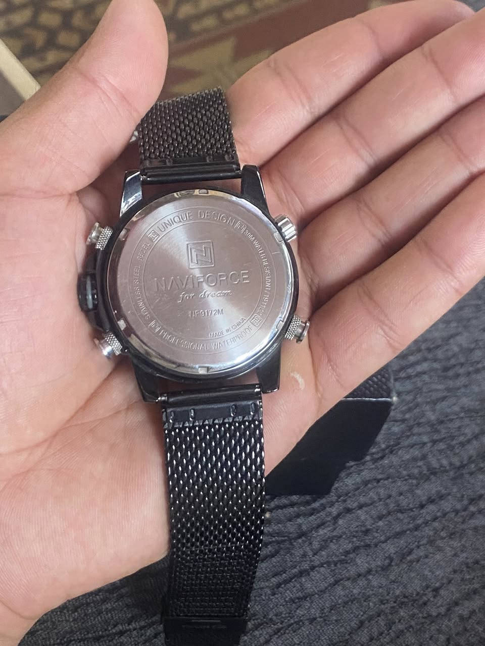 هذه ساعة يد رجالية من ماركة NAVI FORCE طراز NF9172، تتميز بتصميم رياضي يجمع بين العقارب وشاشة رقمية وسوار معدني أسود.المواصفات الرئيسية: ساعة كرونوغراف متعددة الوظائف تعرض التاريخ والوقت الرقمي، وتأتي مع إضاءة لومينوس (Lumino).مواد التصنيع: الهيكل مصنوع من الفولاذ المقاوم للصدأ مع زجاج مقاوم للخدش، والسوار مصمم بنمط "Mesh" المعدني.مقاومة الماء: الساعة مصممة لتكون مقاومة للماء. وزن ثقيل 
السعر ٥٠ / ***********
