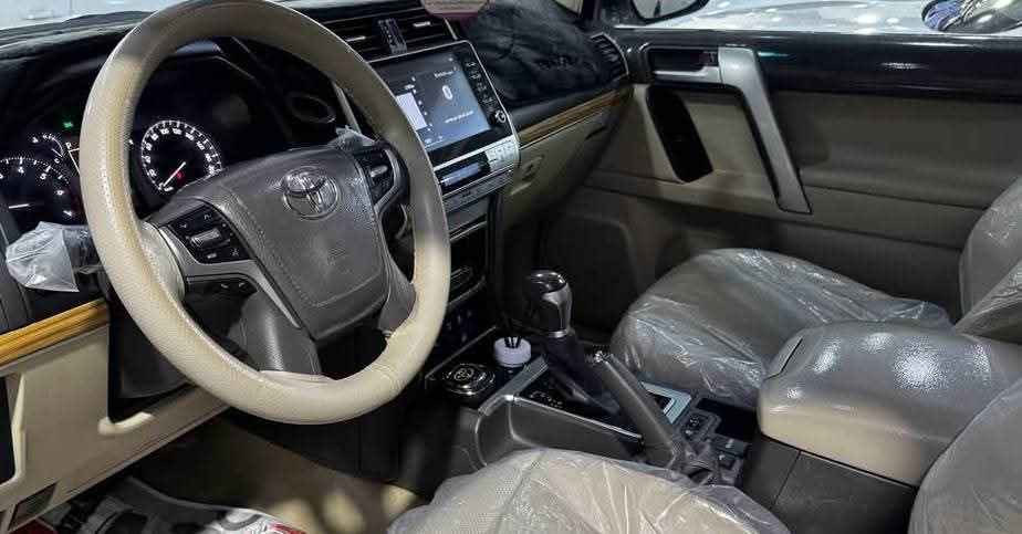 السلام عليكم 
برادو 2023 فئة VX نص فول 
مكفولة من الشخط سيارة جديد بل لايلون باقي ضمان سنتين من الوكالة 
🚗 للبيع للاستفسار اتصل على الرقم التالي 
(‏‪***********‬‏) 📞
السعر (465)$
🌍 المدينة –  بغداد - حي اور 
•   🛣️  المسافة المقطوعة    - 32 الف كلم  
✅ المواصفات :
• الاسم: برادو VX
• الموديل: 2023
• الوارد: خليجي 🇬🇨
• الممشى:  32ألف كم
⚙️ المحرك والأداء:
• محرك V6 سعة 4.0 لتر (4000 سي سي)
• قوة واعتمادية عالية
• ناقل حركة أوتوماتيك
• نظام دفع رباعي 4WD
• مناسب للمدينة والبر والسفر
ويل ألمنيوم قياس 21 إنج
• مصابيح أمامية LED
• لايتات نهارية DRL
• مرايا كهربائية مع إشارات
• حساسات أمامية وخلفية
• كاميرا خلفية
• ركابات جانبية
• جناح خلفي
• تشغيل عن بعد+ دخول ذكي
• تحكم مقود جهتين
• مثبت سرعة
• شاشة وسطية كبيرة
• نظام ملاحة
• نظام صوتي ممتاز
• تكييف أوتوماتيك متعدد المناطق
• كراسي جلد فاخرة
• كرسي سائق كهربائي
• 7 راكب
وسائد هوائية متعددة
• ABS + EBD
• نظام ثبات إلكتروني
• مانع انزلاق
• مراقبة ضغط الإطارات
• مساعد صعود ونزول المرتفعات
