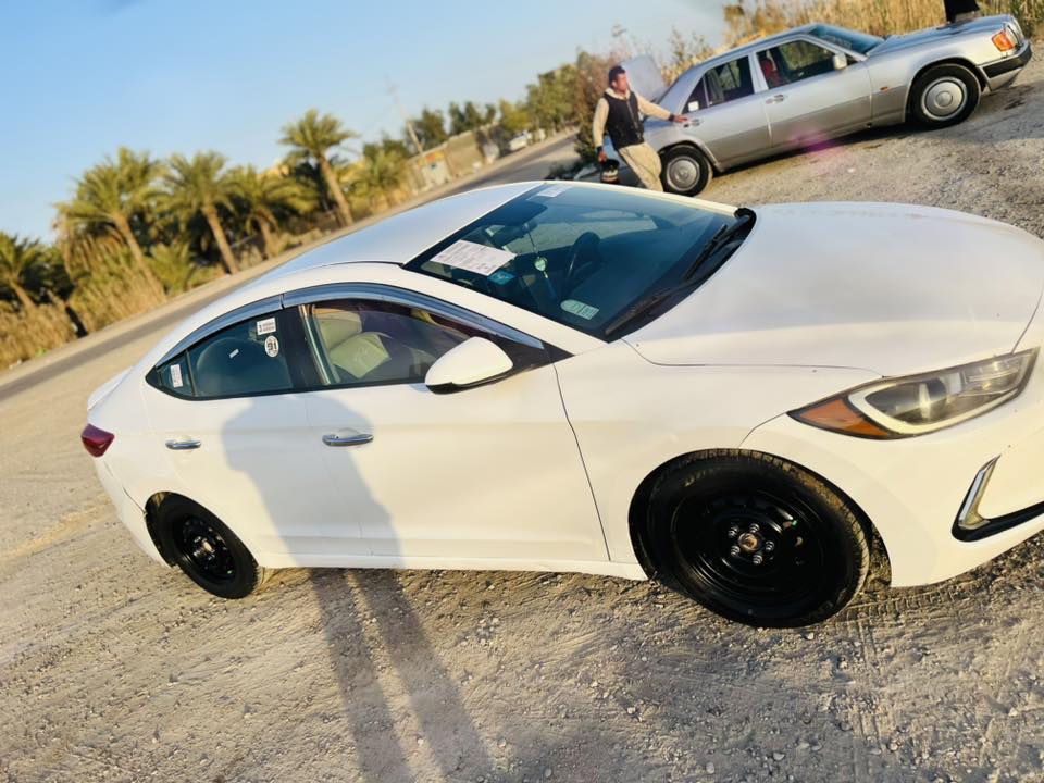 سلام عليكم  الانترا 2018امريكي محرك 2000دوش رقم ذي قار شرط التحويل 
ضرره بامريكا كلش بسيط قبق الجنطه فقط 
بلعراق صاير بيه صبغ قطعه وتبديل قطعه 
سياره جديده وجاهزه تخم تاير كير مكينه حداديه 
السعر120 وبيه مجال بسيط 
للتصال ***********
