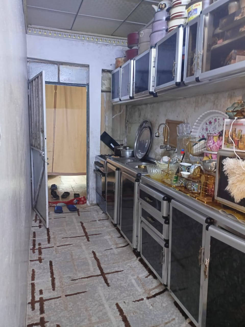 بيت للبيع بالتقسيط 💣
 في حي الساهرون قرب جامع خبيب 🕌
 مساحة 100م طابق ونص الطابق الأول غرفة وهول واستقبال والطابق الثاني غرفه وهول مقدمه 40 والباقي بالشهر حسب الاتفاق السعر الكلي 70 💰
للتواصل على الارقام☎️
 أو زورو مكتبنا في حي سومر قرب جامع قباء 🔊
