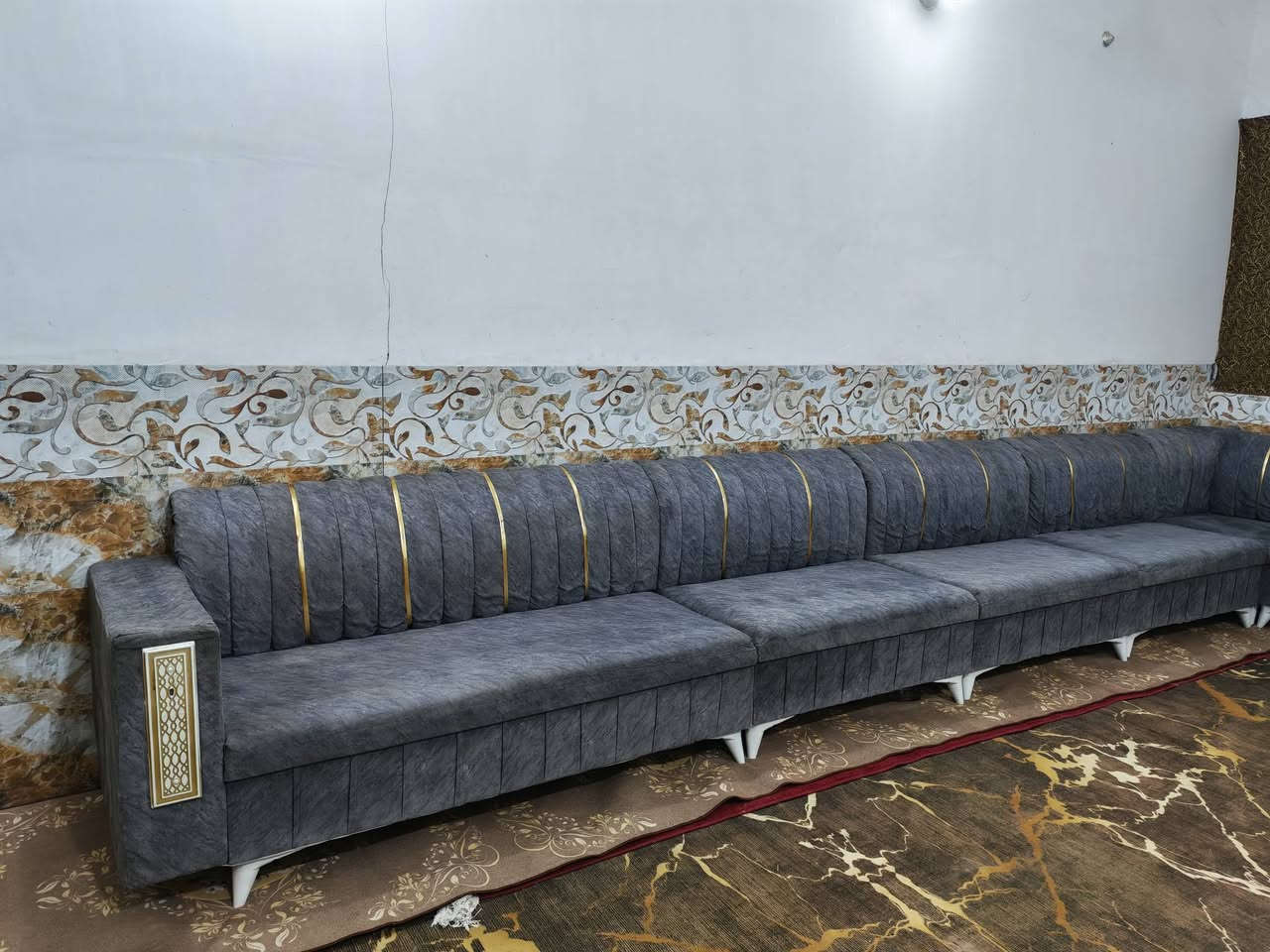 ديوان 14 مقعد تسكام خشب درجه اولى ثكيل مو خفيف حيل نضيف مابي اي ضرر السعر 325 العنوان كربلاء بدايه الأمن الداخلي *********** يوجد توصيل داخل كربلاء
