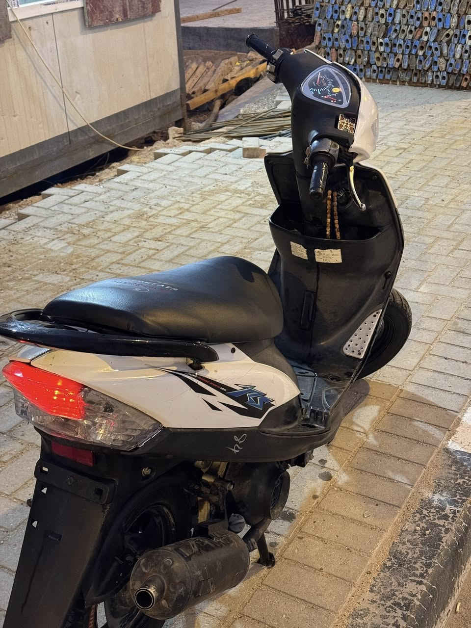 السلام عليكم ماكس عدله للبيع دراجه احلى من الصور بالف مره  كل قطعه بيها شغال وبلادي بدون أي نقص جميع النواحي 
الكهربائيات ✅
الأشاير ✅
الهندر✅
السلف✅
دبلات✅
لايت عالي ناصي ✅
كل القطع شغالة %100
الدراجة ختم واحد 
محركها صافي وانعم من ناعم دراجه ماشاءالله ربع ماتصرف عليه يشهد الله 

السعر 750 وبيه مجال كلش قليل 

المكان بصره حي المهندسين 
 الشراي يتصل ***********
