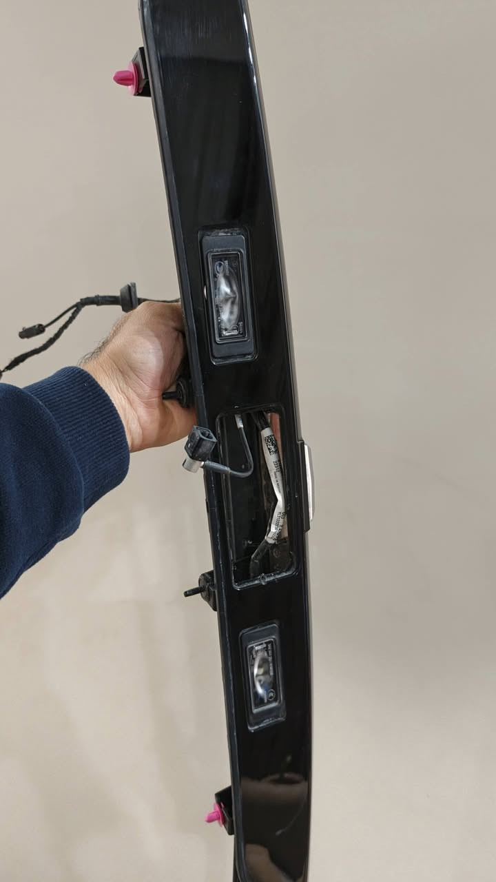 السلام عليكم
للبيع مسطره خلفيه باب الصندوق علامه سوده بلاك ادشن اصليه مال كصه بيها ظفيره واير كاميرا + لدات الرقم 
للاستفسار ***********
