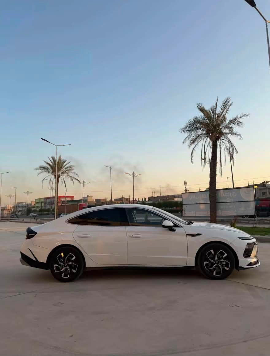 سلام عليكم
Sonata 2024

* السيارة وارد كوري.
* مواصفات السيارة:
* شاشة لمس.
* دعم Apple CarPlay وAndroid Auto لاسلكيًا.
* تشغيل السيارة عن بُعد.
* شاشة متصلة.
* تحكم إلى الأمام والخلف عن طريق بصمة السيارة.
* 3 وضعيات قيادة.
* كاميرات محيطية 360 درجة.
* رادار أمامي.
* كاميرا خلفية.
* مثبت سرعة ذكي.
* المحافظة على المسار.
* فرامل طوارئ أوتوماتيكية.
* مراقبة النقطة العمياء.
* كرسي السائق والراكب الأمامي كهربائي.
* حساسات أمامية وخلفية.
* صندوق ذكي عند الاقتراب.
* مسطرة خلفية LED كاملة على طول الشنطة.
* المحرك 1.6T.
* ممشى السيارة: 21 ألف كيلومتر.
* بدون رقم.
* صندوق كهربائي.
* السعر:165 ورقة، ويوجد مجال بسيط بالسعر.
* السيارة الجاملغ الأمامي والسكن مصبوغان فقط، صبغ بدون تعمير
للتواصل:***********
