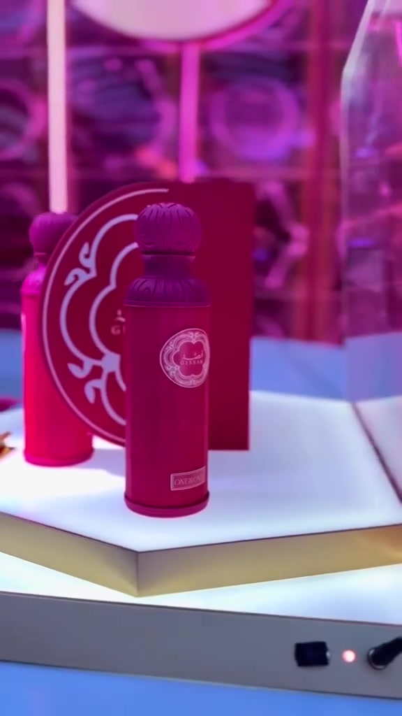 🌸"عطر قصة الوردي الاصلي 🇰🇼💯"
ONE&ONLY مناسب لكلا الجنسين بس اشوي مائلة للأنثوي بزيادة 🫶 

مو عطر وبس... هوا حالة، إحساس وهمسة دافئة تنكتب بريحة ورد ناعم وسحر فانيلا يدوخ من تفتحين العلبة، ينفتح وياها عالم ثاني... عالم كلشي بيه وردي ناعم، أنثوي، ويفوح بالرقي.

🌸أول رشة؟ تجيج ريحة الورد الوردي الطري، مثل لمسة حنية على الخاطر... بعدها، يدخل قلب العطر بلمسة ياسمين ناعمة وفانيلا دافئة تحسسج بيها حضن مو ريحة ويثبت العطر على بشرتج بنفحات مسك أبيض وعنبر ناعم یخلیج تبقين متعطرة ساعات وساعات، وكل من يمر من يمج يسأل: شنو هالعطر ؟

🌸"عطر قصة الوردي الاصلي 💯" مو مجرد اسم... هي قصة تحجي بكل رشة عنج عن جمالچ، عن رهفتج، وعن هدوء عطرج اللي يترك أثر بكل مكان تروحين اله.

⭕إذا تحبين العطور الوردية الناعمة اللي تنكال عنها "فخامة برقة". فهذا العطر إلج وبس. دلعي نفسج، وخلي قصتج تبدأ بـ عطر "قصة الوردي الاصلي 💯"... وصدكيني، ما راح تنتهي.
#الاصلي المنشأ في الكويت 🇰🇼💯
السعر 20 ألف
🚘يوجد خدمة توصيل لجميع محافظات العراق ٤ الاف 🚘


**إذا كنت صاحب هذا الإعلان وتريد حذفه لأي سبب، رجاءا أرسل رسالة إلى الدعم الفني**