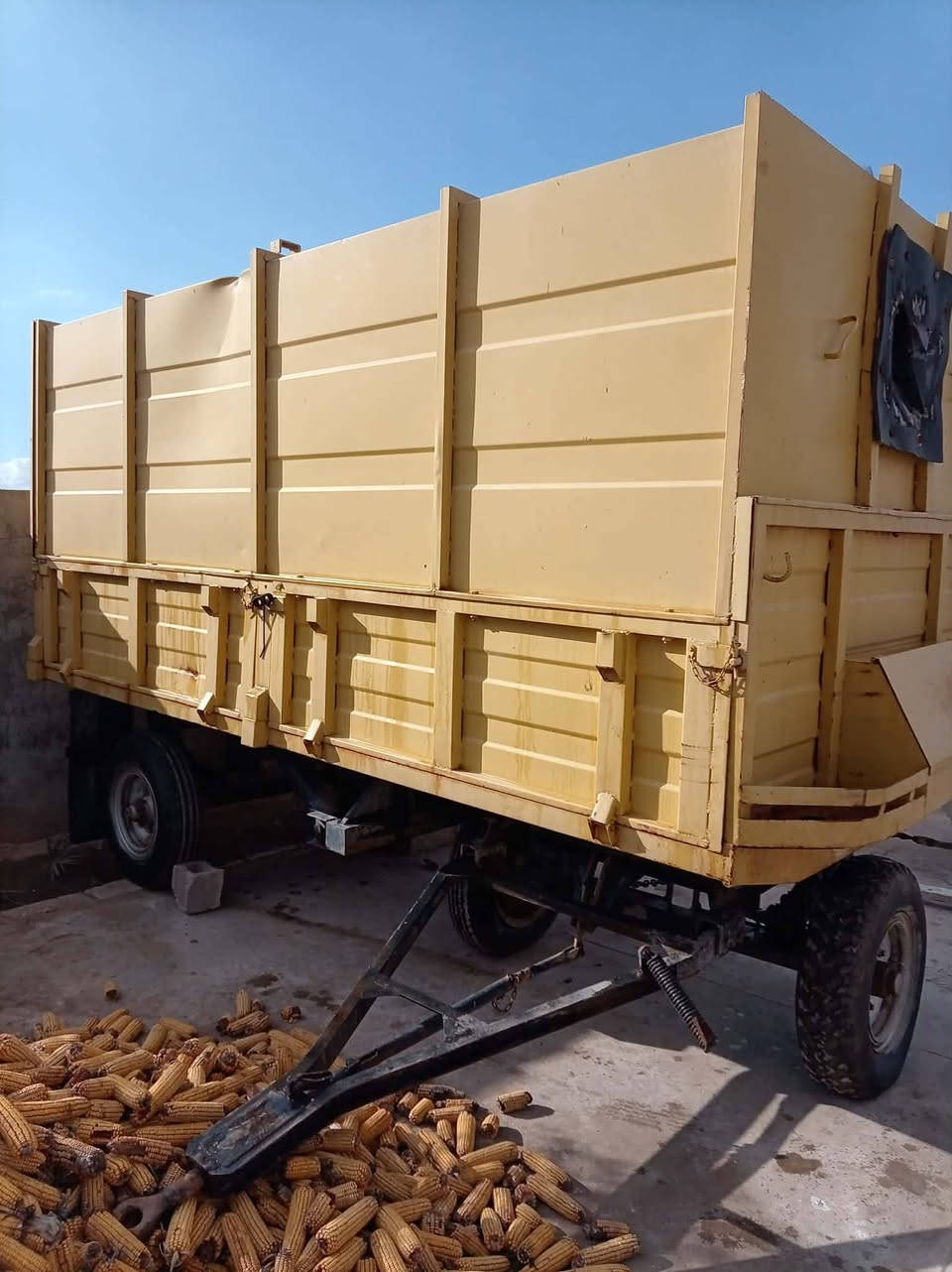 كاروضة تبن مع عربانة للبيع السعر ٦٠ ورقة المكان طوز خورماتو *********** اتصل
