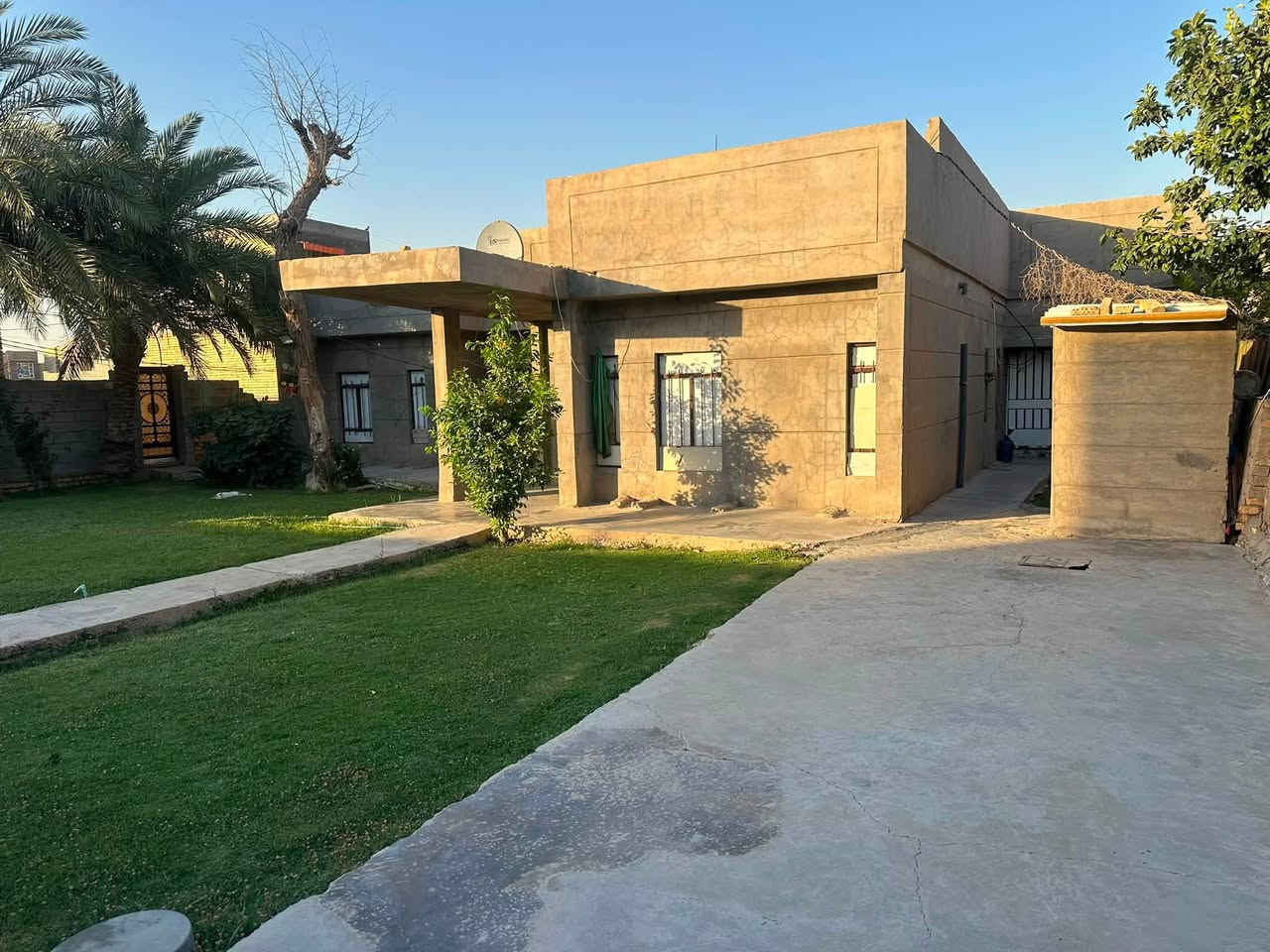 دار للبيع في دور الضباط.....
قريب من شارع السبيس التجاري.
المساحه 600 متر مربع 
حديقه اماميه 300متر  خدمات كاملة من تبليط مسلح وماء ومجاري يحتوي على استقبال +
هول وغرفتين نوم وصاله ومطبخ وحمامين 
السعر  الاتصال 
***********
