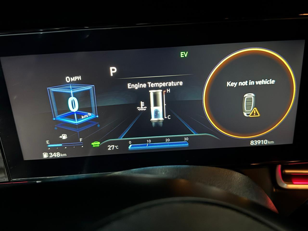 سلام عليكم. الانتره هايبرد. فول مواصفات. 
موديل 21 
حادثه بنيد بدون ايرباك.  صور الحادث مرفقه. بصوره. 
السياره كفاله كير مكينه حداديه. تبريد. ماشيه 53 ميل 
مكان السياره بغداد المنصور.  رقمي *********** 
السعر. 150. ونشكر تعاونكم معنى 😎.
